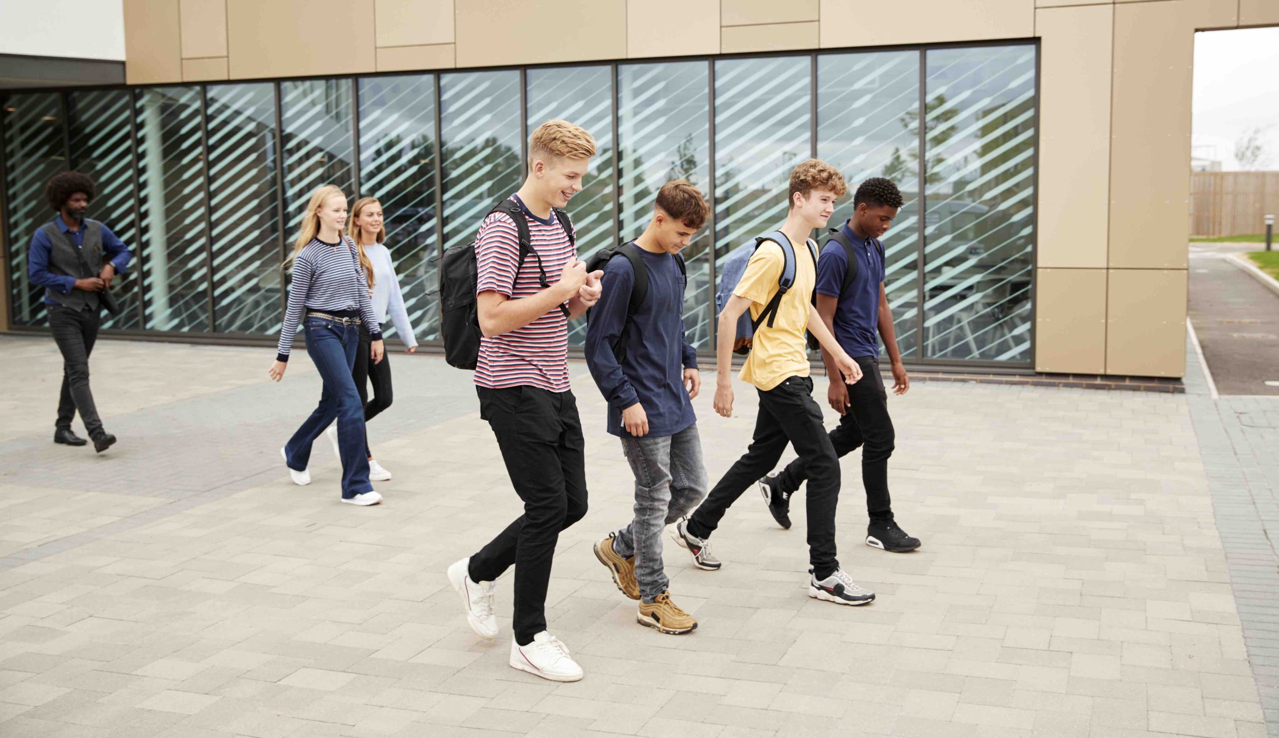 Leerlingen-voor-school-scaled.jpg