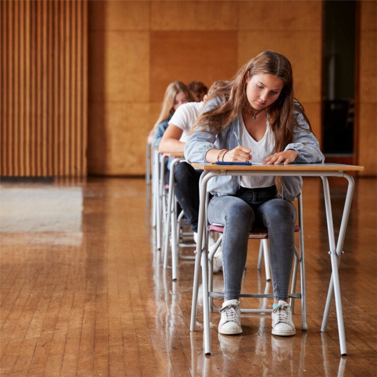 Leerlingen in een examenzaal