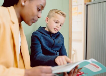 Leerling met begeleider