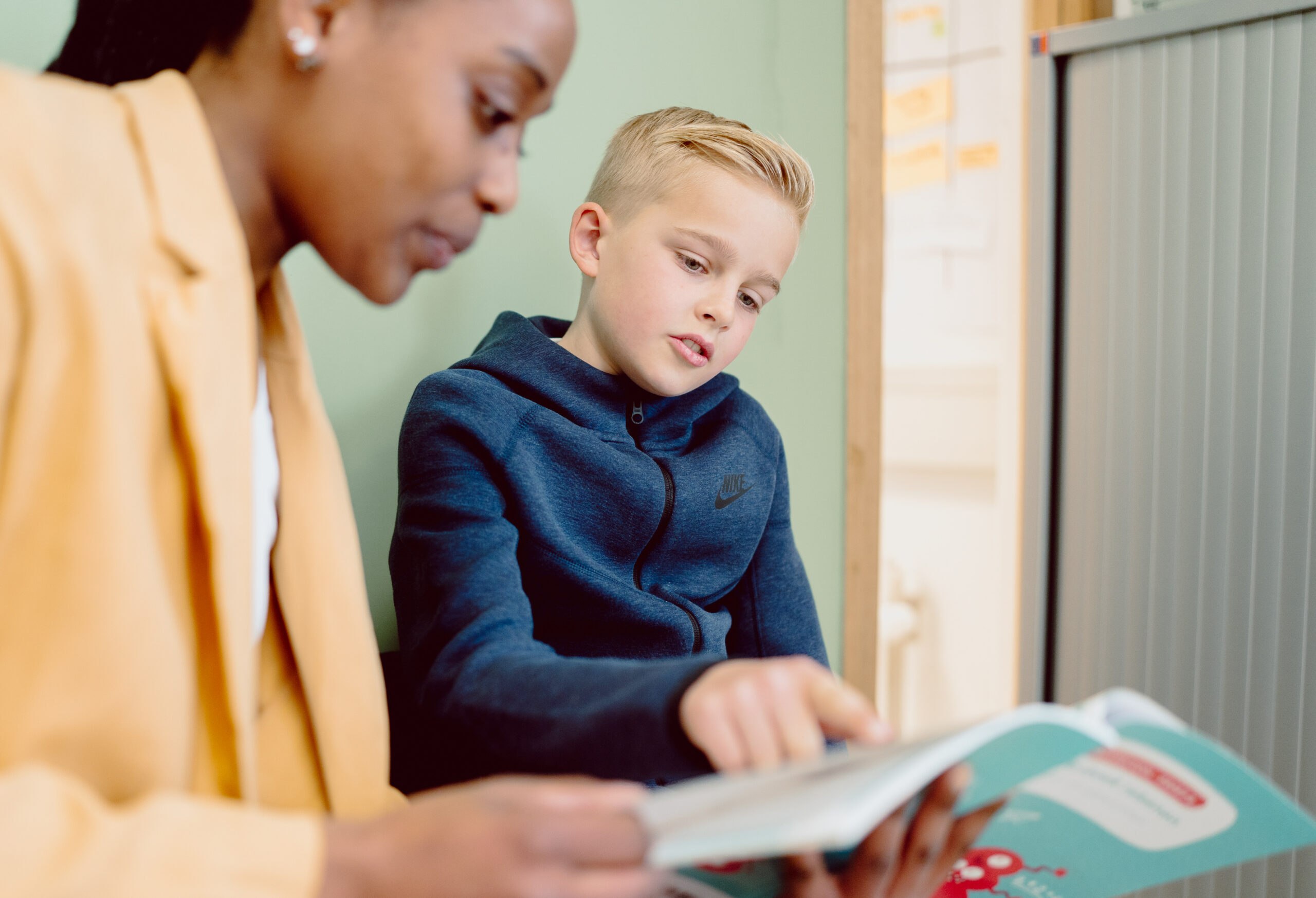 Leerling met begeleider