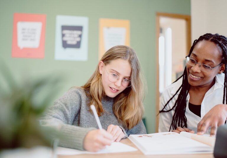 Leerling met begeleider