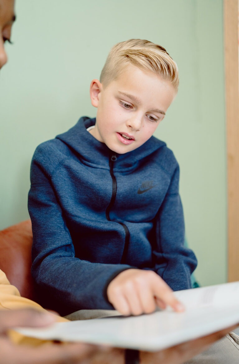 Leerling met begeleider