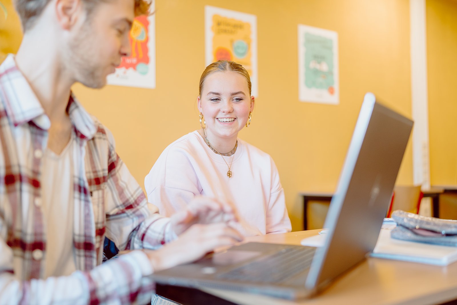 Leerling met begeleider