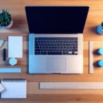 educatieve-ondersteuning-minimalistisch-bureau-laptop.jpg