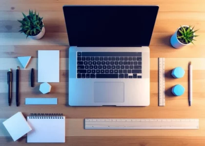 educatieve-ondersteuning-minimalistisch-bureau-laptop.jpg