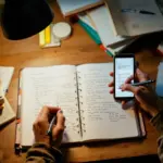 student-studeren-notities-smartphone-bureau.jpg