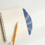 notitieboek-tabbladen-potlood-bureau-studeren.jpg
